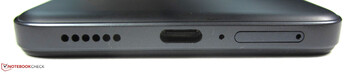 På undersidan: dubbelsim-kortplats, mikrofon, USB-C 2.0, högtalare