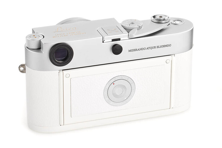 Leica "Pope Francis" M-A 35mm mätsökare är graverad med Hans Helighet påven Franciskus motto, "låg men utvald". (Bildkälla: Leica)