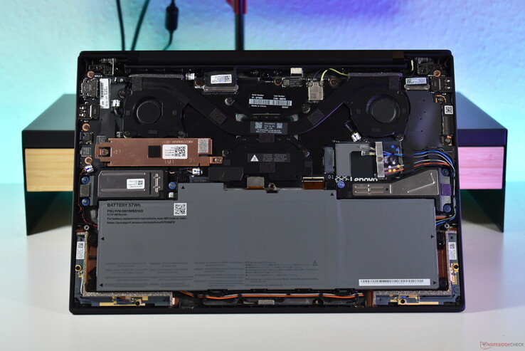 Lenovo ThinkPad X1 Carbon Gen 13: Aluminiumversion med 5G/WWAN-antenner.