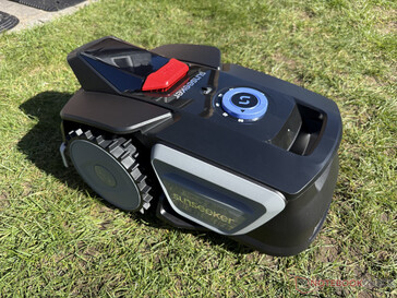 Sunseeker V1 kör mot kanten av gräsmattan...