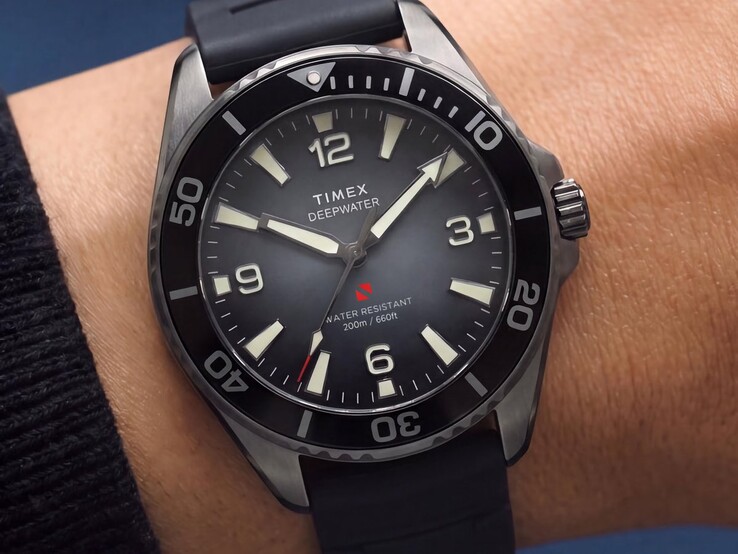 Timex Deepwater Arctic 200-dykarklocka med rökig dégradé-urtavla, svart keramisk vridring, självlysande timmarkeringar och svart gummiarmband, visad på en handled.