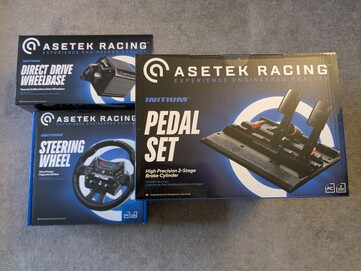 Asetek Initium Racing Bundle detaljhandelsförpackning.