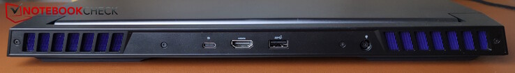 Baksida: USB-C 3.2 Gen 2 (10 GBit/s, DP), HDMI 2.1, USB-A (5 GBit/s), strömförsörjning