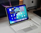 iPad Pro M5 placerad på ett skrivbord med ett vitt Magic Keyboard och Apple Pencil. (Bildkälla: Notebookcheck)