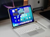 iPad Pro M5 placerad på ett skrivbord med ett vitt Magic Keyboard och Apple Pencil. (Bildkälla: Notebookcheck)