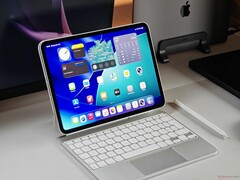 iPad Pro M5 placerad på ett skrivbord med ett vitt Magic Keyboard och Apple Pencil. (Bildkälla: Notebookcheck)