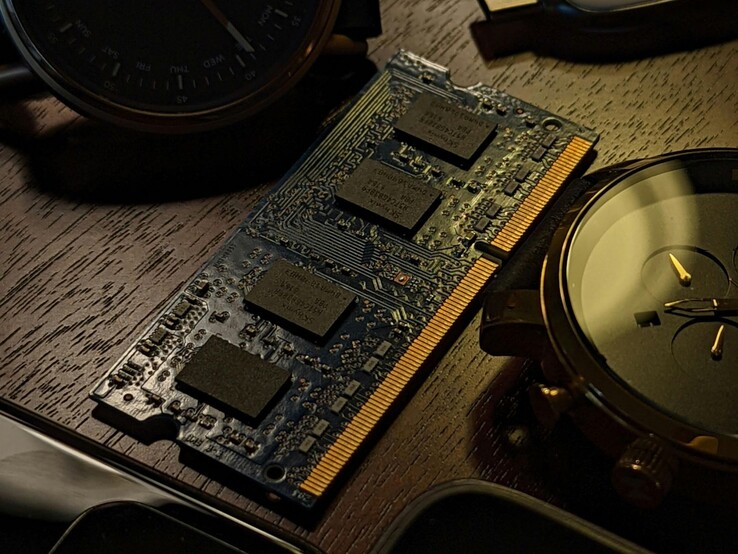 RAM-modul på ett skrivbord av trä (Bildkälla: Obi Onyeador/Pexels)