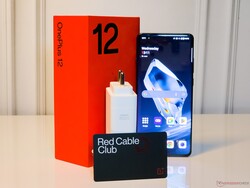 En 100 W SuperVOOC-laddare, USB Type-A till Type-C-kabel och medlemskap i Red Cable Club ingår i förpackningen