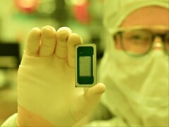 En Intel-processor av senaste generationen från Panther Lake-familjen hålls upp av en fabriksarbetare. (Bildkälla: Intel)