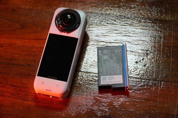 Insta360 X5 har ett 2.400 mAh batteri (Bildkälla: Abhinav Fating/Notebookcheck)