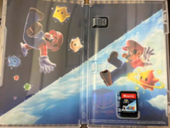 Det inre konstverket med Switch-kassetten i paketet Super Mario Galaxy 1+2 (bildkälla: ForeverPhysical X)