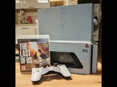 En handbyggd "PS3 Slim Pro" med en 30-årsjubileumslogotyp bredvid en DualShock 3-kontroller och ett The Last of Us-fodral. (Bildkälla: Fun-Equivalent-7785 via Reddit / r/PS3)