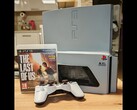En handbyggd "PS3 Slim Pro" med en 30-årsjubileumslogotyp bredvid en DualShock 3-kontroller och ett The Last of Us-fodral. (Bildkälla: Fun-Equivalent-7785 via Reddit / r/PS3)