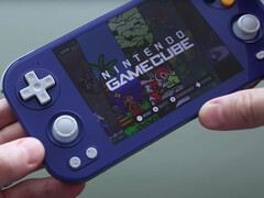 En praktisk bild av Anbernic RG476H i dess Gamecube-inspirerade färgalternativ. (Bildkälla: Retro Game Corps)