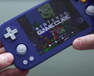En praktisk bild av Anbernic RG476H i dess Gamecube-inspirerade färgalternativ. (Bildkälla: Retro Game Corps)