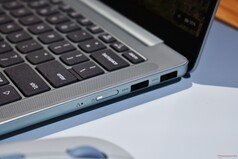 Lenovo IdeaPad Vibe: Portar på höger sida.
