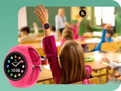 Den studentvänliga Pearson Revibe, som här visas med ett klassrum i bakgrunden, är bara en modifierad Galaxy Watch 7. (Bildkälla: Samsung) 