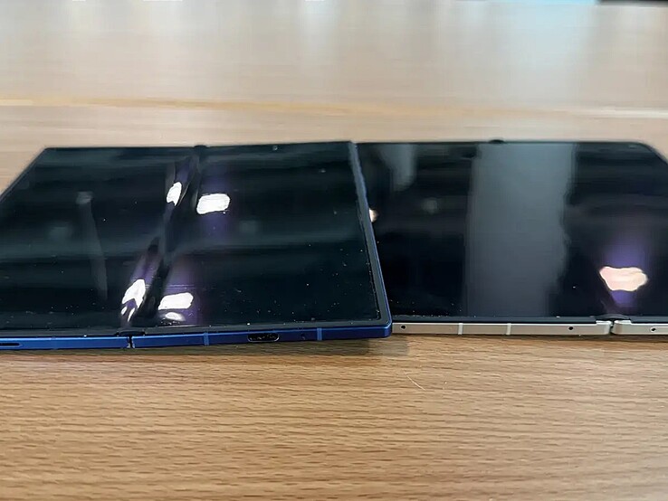 Galaxy Z Fold 7 (till vänster) bredvid Oppo Find N6 (till höger).