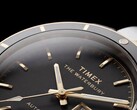 Närbild på Timex Waterbury Heritage Automatic med svart urtavla som visar de facetterade, självlysande visarna, timmarkeringarna, dag- och datumvisningen samt den svarta ramen.