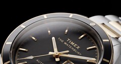 Närbild på Timex Waterbury Heritage Automatic med svart urtavla som visar de facetterade, självlysande visarna, timmarkeringarna, dag- och datumvisningen samt den svarta ramen.