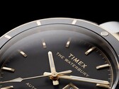 Närbild på Timex Waterbury Heritage Automatic med svart urtavla som visar de facetterade, självlysande visarna, timmarkeringarna, dag- och datumvisningen samt den svarta ramen.