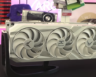 PowerColors Red Devil RX 9070 XT Limited Spectral White Edition kommer att lanseras den 8 april (Bildkälla: OC3D TV, YouTube)