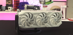 PowerColors Red Devil RX 9070 XT Limited Spectral White Edition kommer att lanseras den 8 april (Bildkälla: OC3D TV, YouTube)