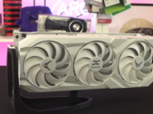 PowerColors Red Devil RX 9070 XT Limited Spectral White Edition kommer att lanseras den 8 april (Bildkälla: OC3D TV, YouTube)