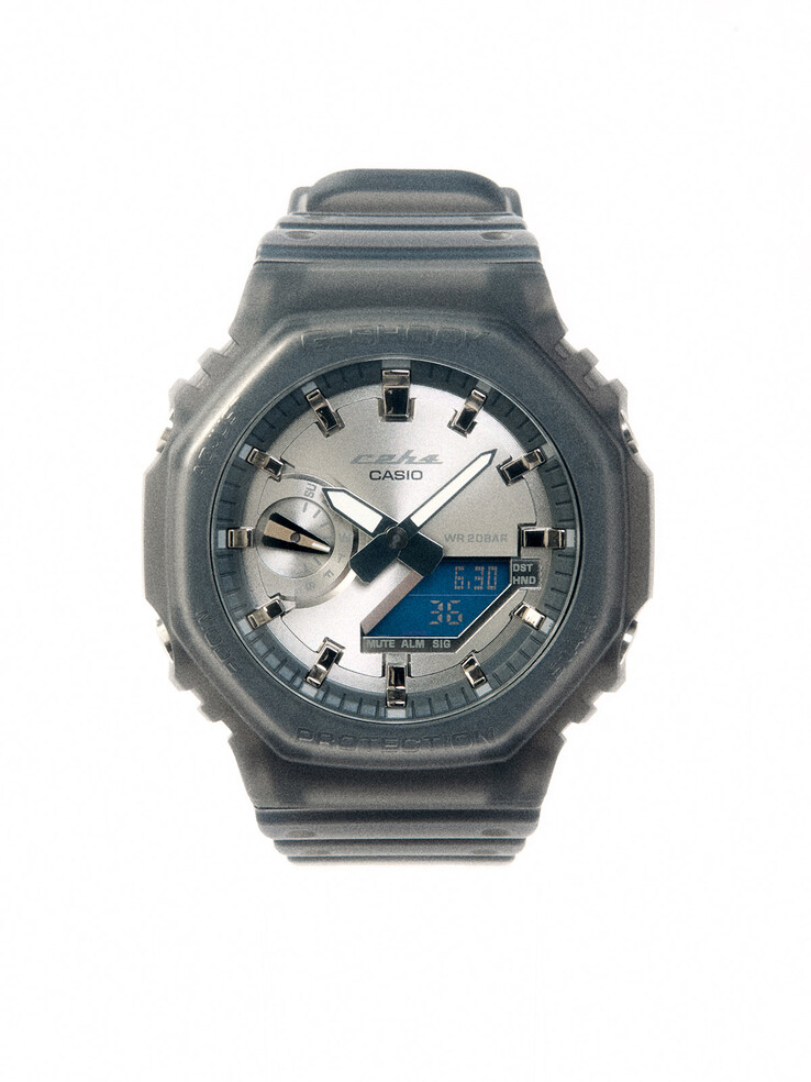 GA-2100 kombinerar en urtavla i borstat silver med en genomskinlig, rökgrå bezel och armband, vilket ger klockan en tydligt retrofuturistisk stil.
