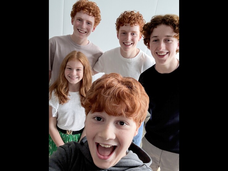 På bilden: Weasley-skådespelarna Tristan Harland (Fred Weasley), Gabriel Harland (George Weasley), Ruari Spooner (Percy Weasley), Gracie Cochrane (Ginny Weasley) och Alastair Stout (Ron Weasley) i den nya Harry Potter-serien.