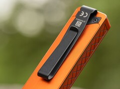 Olight ArkPro Ultra har en kraftig metallklämma på baksidan.