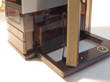 Statuslampor är dolda bakom ficklampor. (Bildkälla: Notebookcheck)