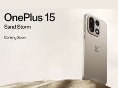 OnePlus 15 Sand Storm edition smartphone med trippelkamerainställning visas upp mot en bakgrund av ökensand. (Bildkälla: OnePlus)