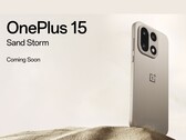 OnePlus 15 Sand Storm edition smartphone med trippelkamerainställning visas upp mot en bakgrund av ökensand. (Bildkälla: OnePlus)
