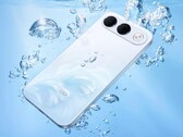 Oppo A7 Pro rymmer bara en kamera i en stor, pillerformad kameramodul.
