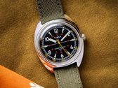 Timex x Bespoke Post 36 mm-klockan i begränsad upplaga, på bilden med ett olivfärgat Cordura-armband mot en mörk senapsbakgrund. (Bildkälla: Timex)