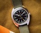 Timex x Bespoke Post 36 mm-klockan i begränsad upplaga, på bilden med ett olivfärgat Cordura-armband mot en mörk senapsbakgrund. (Bildkälla: Timex)