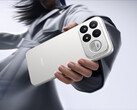 Redmi K100 Pro Max har ett 2,1-kanals högtalarsystem med Sound by Bose. Bild: en reklambild på telefonen som visar baksidan.