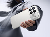Redmi K100 Pro Max har ett 2,1-kanals högtalarsystem med Sound by Bose. Bild: en reklambild på telefonen som visar baksidan.