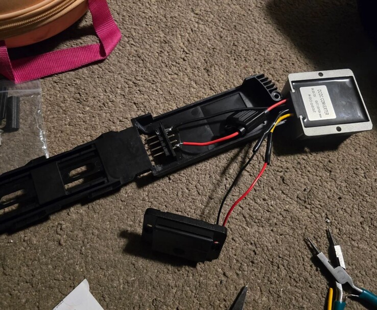 En anpassad DIY-installation som visar intern kabeldragning och en DC-DC-omvandlare ansluten till en eBike-batteriadapter, skapad för att säkert driva en ASUS ROG Ally X handhållen enhet. (Bildkälla: DoggoLord27 via r/ROGAlly)