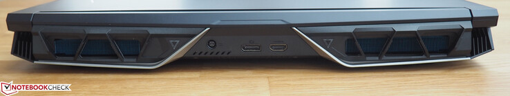Baksidan: DC-in, DisplayPort, HDMI