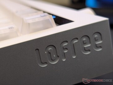 Lofree-logotypen präglad på höger sida.