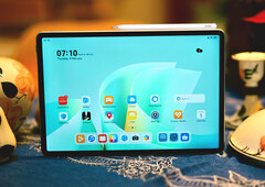Huawei M-Pencil Pro fästs magnetiskt på MatePad 11.5 S.