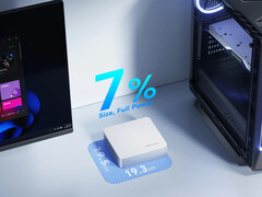 Minisforum har valt att ge M1-1295 ett enkelt silverfärgat hölje som mäter 195 x 193 x 51,9 mm och väger 1,12 kg. (Bildkälla: Minisforum)