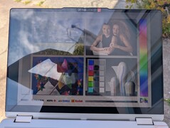 Utomhus i skugga. Bländning är fortfarande vanligt förekommande