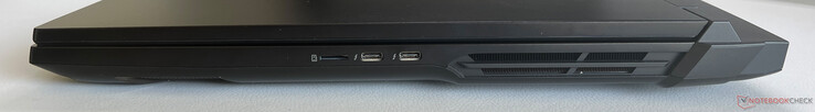 Höger: microSD-kortläsare, 2x USB-C 4.0 med Thunderbolt 5 (80 GBit/s, DisplayPort 2.1, 1x Power Delivery)