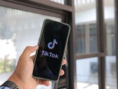 En smartphone med TikTok-logotypen