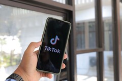 En smartphone med TikTok-logotypen