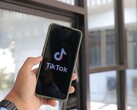En smartphone med TikTok-logotypen