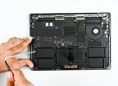 MacBook Pro Apple M5 har endast fått minimala reparationsförbättringar. (Bildkälla: iFixit)